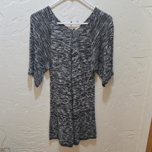 Chic Black and White Knit Top - Picture 1 of 4